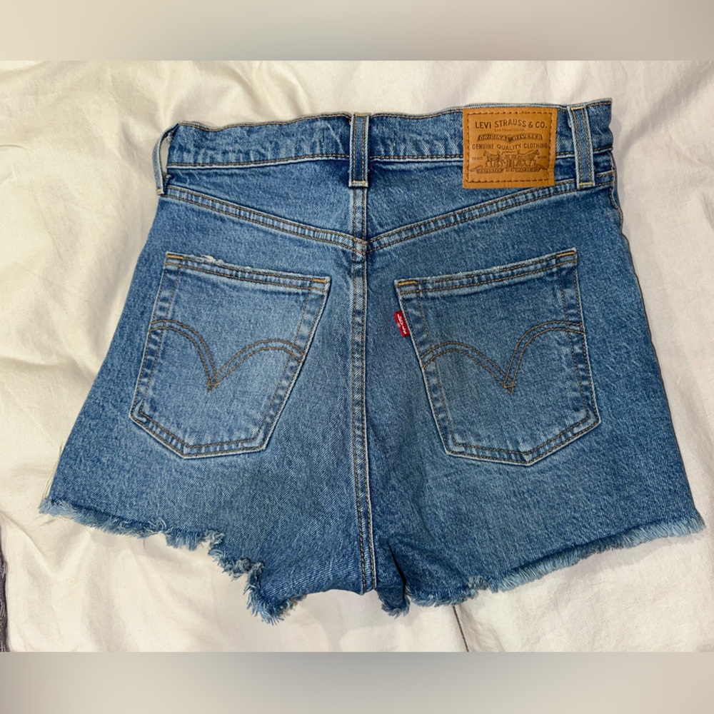 Levi ribcage shorts size 26